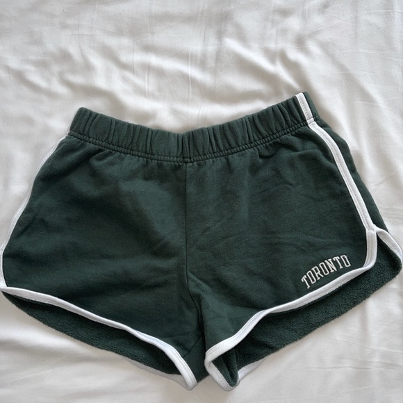 Brandy Melville Lisette Shorts (Toronto) - Picture 2 of 2